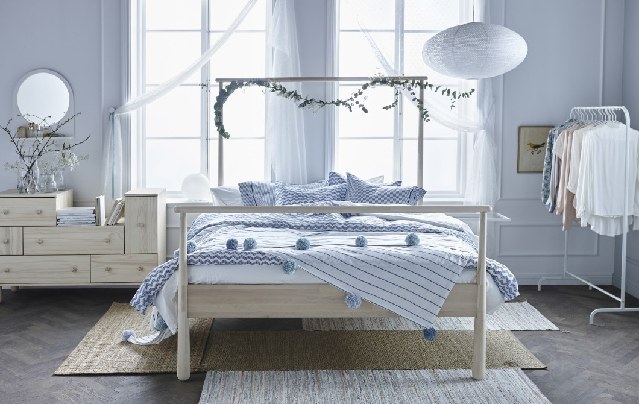照片：色调明亮柔和的卧室。